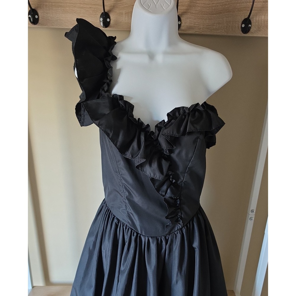 Vintage Black Ruffle Party Dress Made in USA – Size 7/8 – Classic 80s Silhouette - Picture 15 of 16